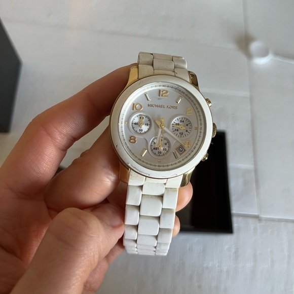 Micheal kors watch. - Picture 9 of 12